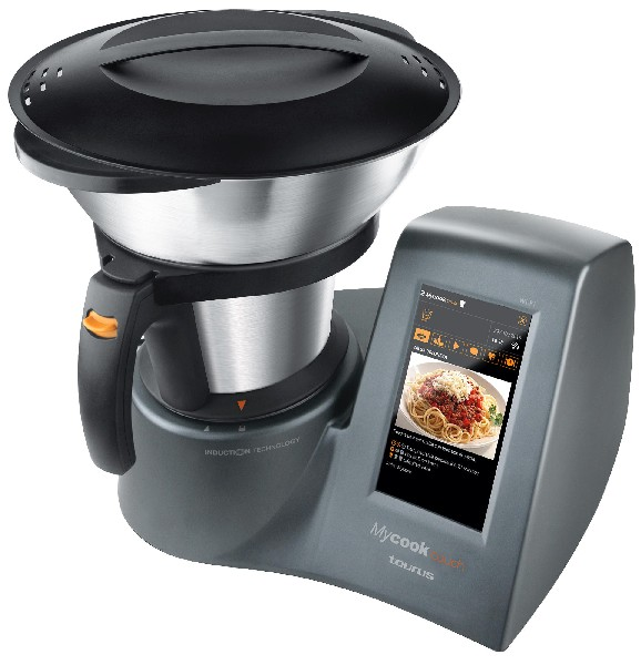 Un electrodoméstico de cocina gris con tapa negra y una pantalla digital que muestra una receta.