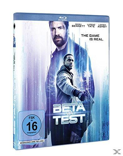 DVD-Hülle des Films 'Beta Test' mit zwei Männern. Einer schaut in die Kamera, der andere hält eine Waffe.