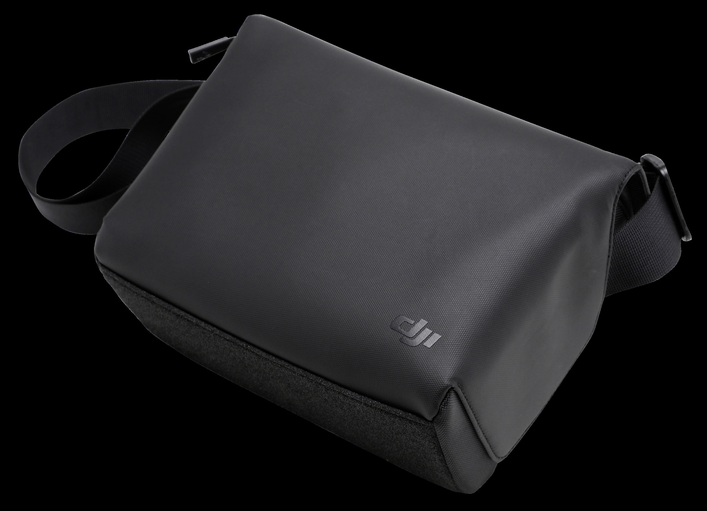 Schwarze Umhängetasche mit DJI-Logo. Die Tasche befindet sich auf dunklem Hintergrund.