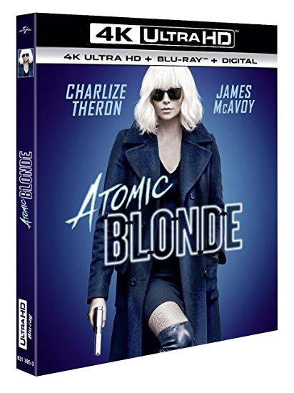 Atomic Blonde filmcover met Charlize Theron die een pistool vasthoudt, blauwe achtergrond.