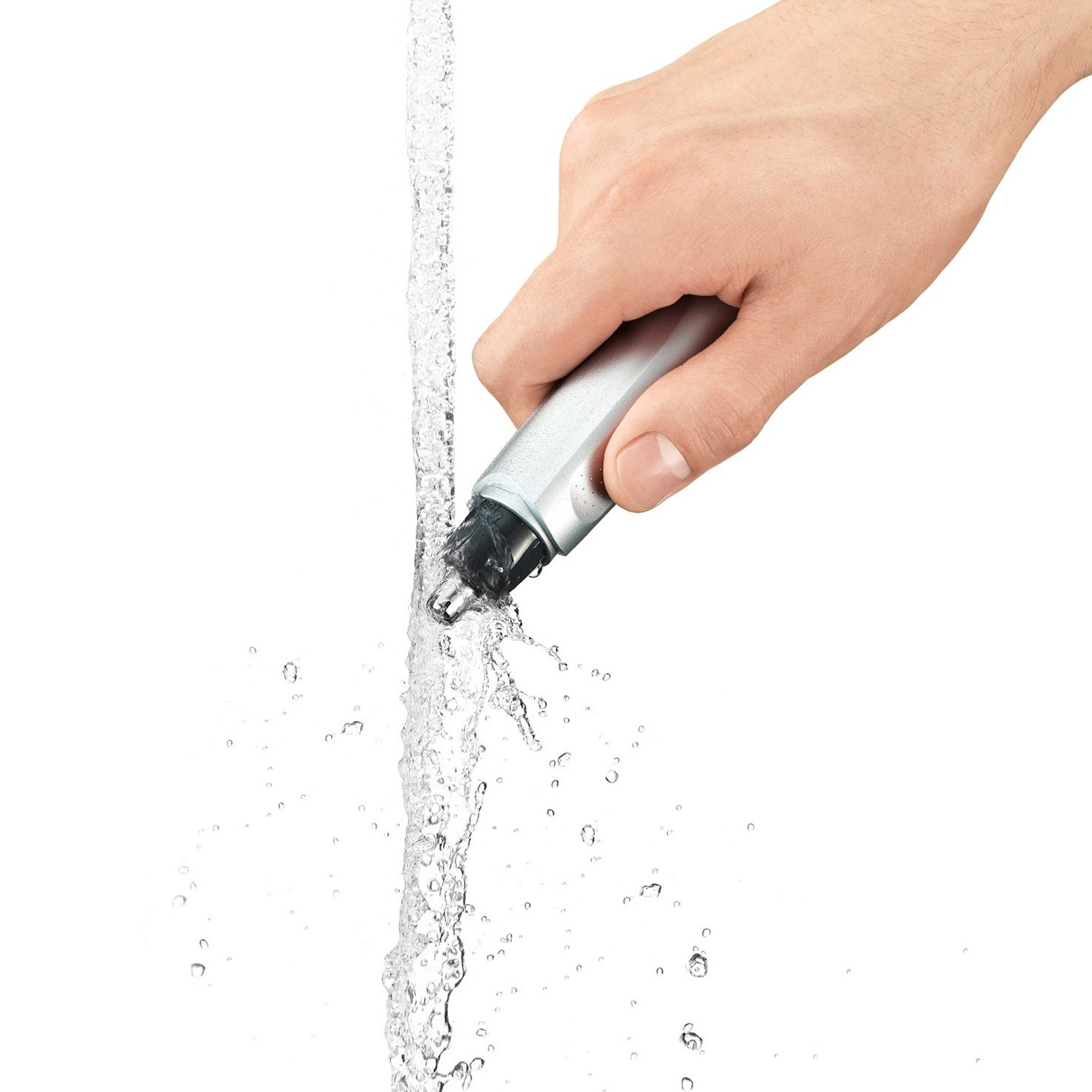 Hand, die einen Nasenhaartrimmer unter fließendem Wasser hält. Wasser spritzt um das Gerät herum.