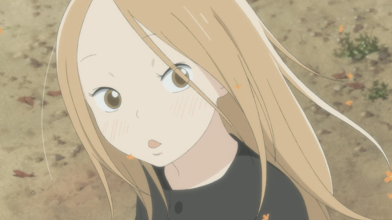 Anime-Mädchen mit langen blonden Haaren, das nach oben schaut. Sie trägt ein schwarzes Hemd. Im Hintergrund sind Gras und kleine orangefarbene Blumen zu sehen.