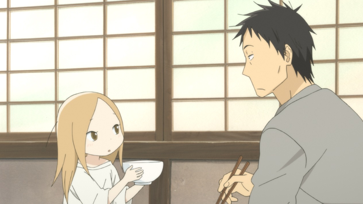 Anime-Szene: Ein Mädchen hält eine Schüssel und blickt einen Mann mit Essstäbchen an. Holzfensterrahmen im Hintergrund.