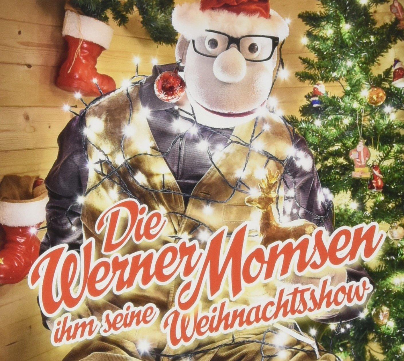Eine Puppe mit Brille, Weihnachtsmütze und Lichterkette. Text: 'Die Werner Momsen'.