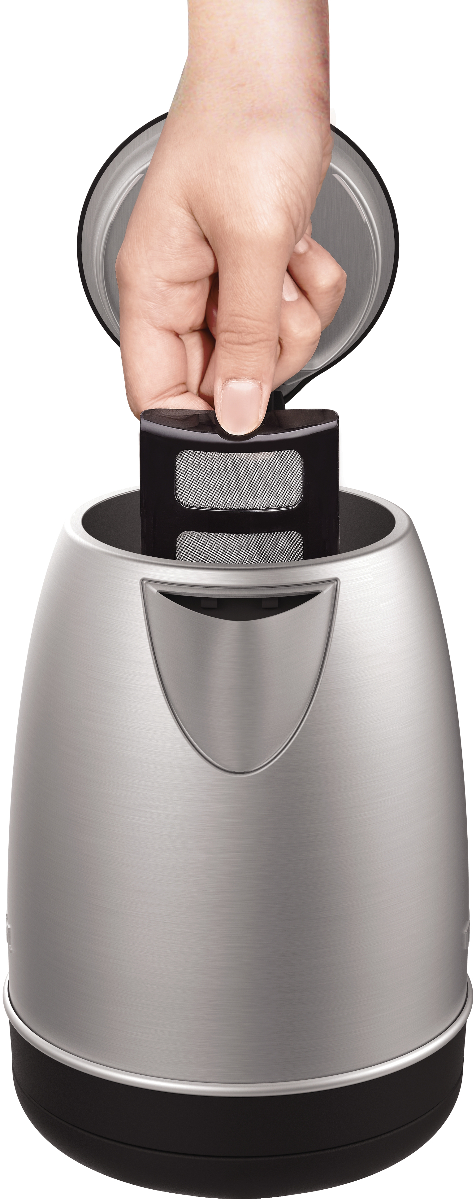Die Hand einer Person, die einen Filter in einen silber-schwarzen Wasserkocher einsetzt.