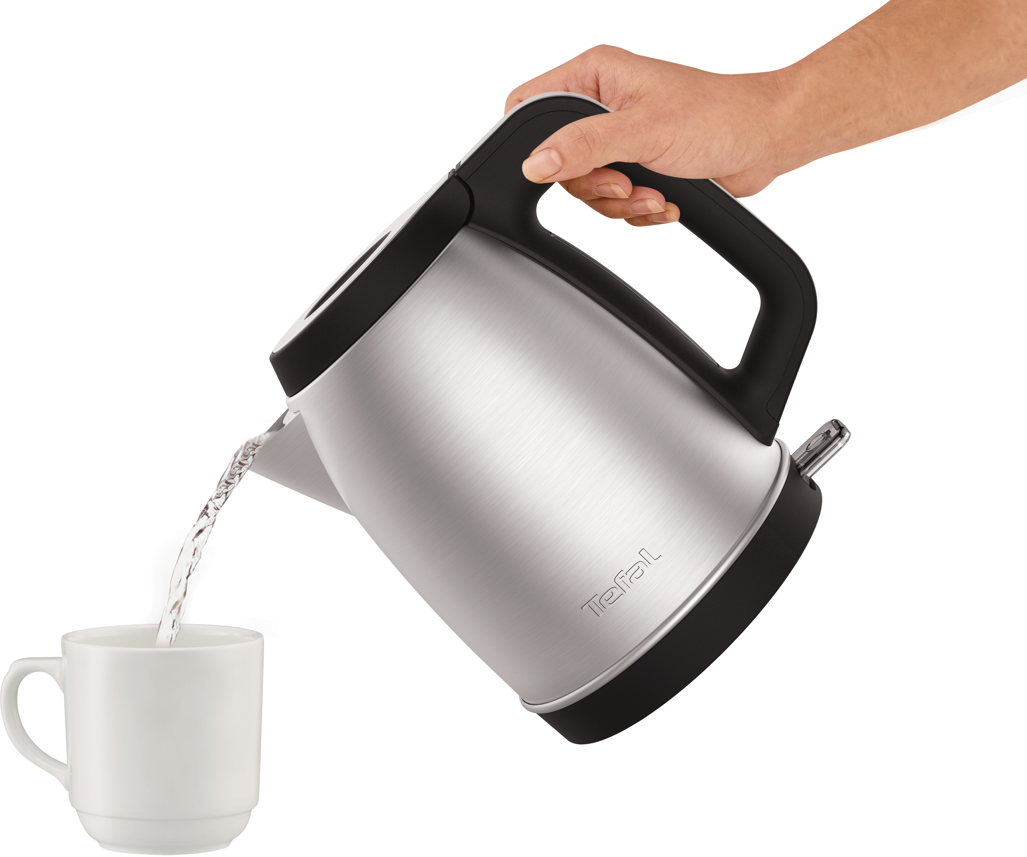 Eine Hand gießt Wasser aus einem silbernen Wasserkocher in einen weißen Becher. Weißer Hintergrund.