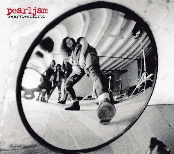 Pearl Jam Bandmitglieder in Spiegel, Schwarz-Weiß-Foto.