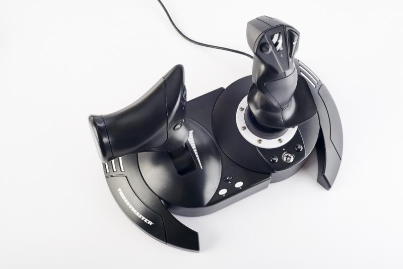 Zwarte joystick voor vluchtsimulator op een witte achtergrond.