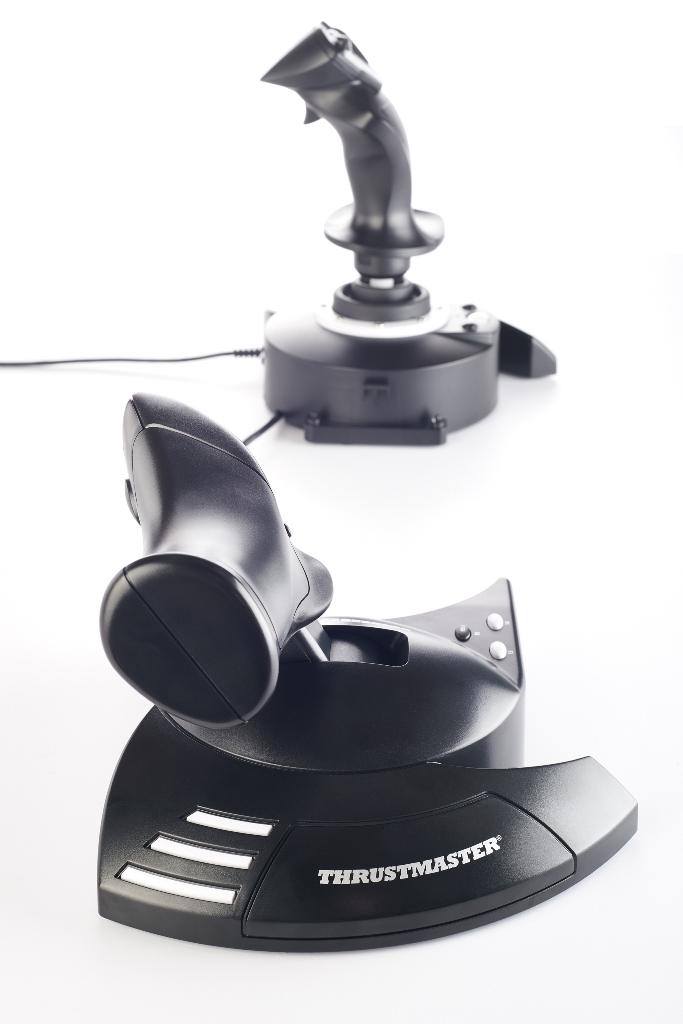Twee zwarte joysticks op een wit oppervlak. Eén staat rechtop, de andere is gekanteld.