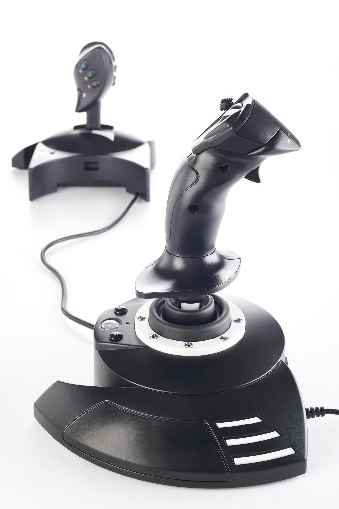 Twee zwarte joysticks. Eén is klein met knoppen, de andere heeft een handvat en knoppen, op een wit oppervlak.