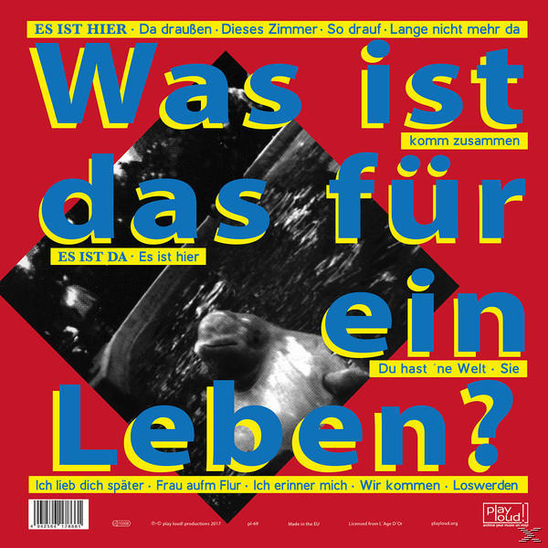 Albumcover mit rotem und blauem Text. Bild einer Person im Meer.