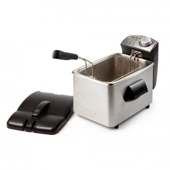 Friteuse en acier inoxydable avec couvercle noir. La friteuse est sur fond blanc.