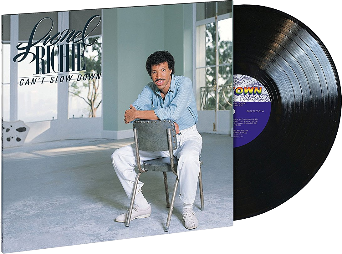 Lionel Richie hátrafelé ül egy széken egy ablak előtt, mellette egy bakelitlemezzel.