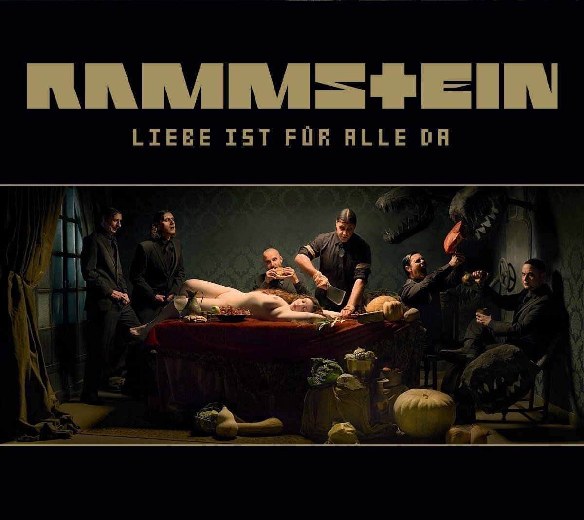 Pochette d'album avec une personne nue sur une table. Les gens autour coupent la personne. Logo du groupe Rammstein.