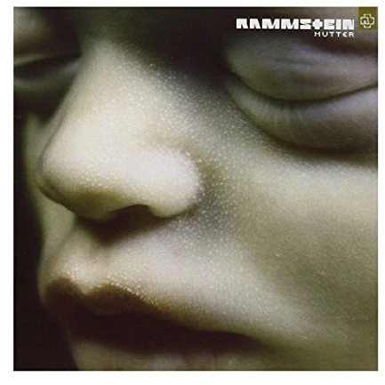 Pochette de l'album 'Mutter' de Rammstein, un gros plan d'un visage humain aux yeux fermés, en tons sépia.