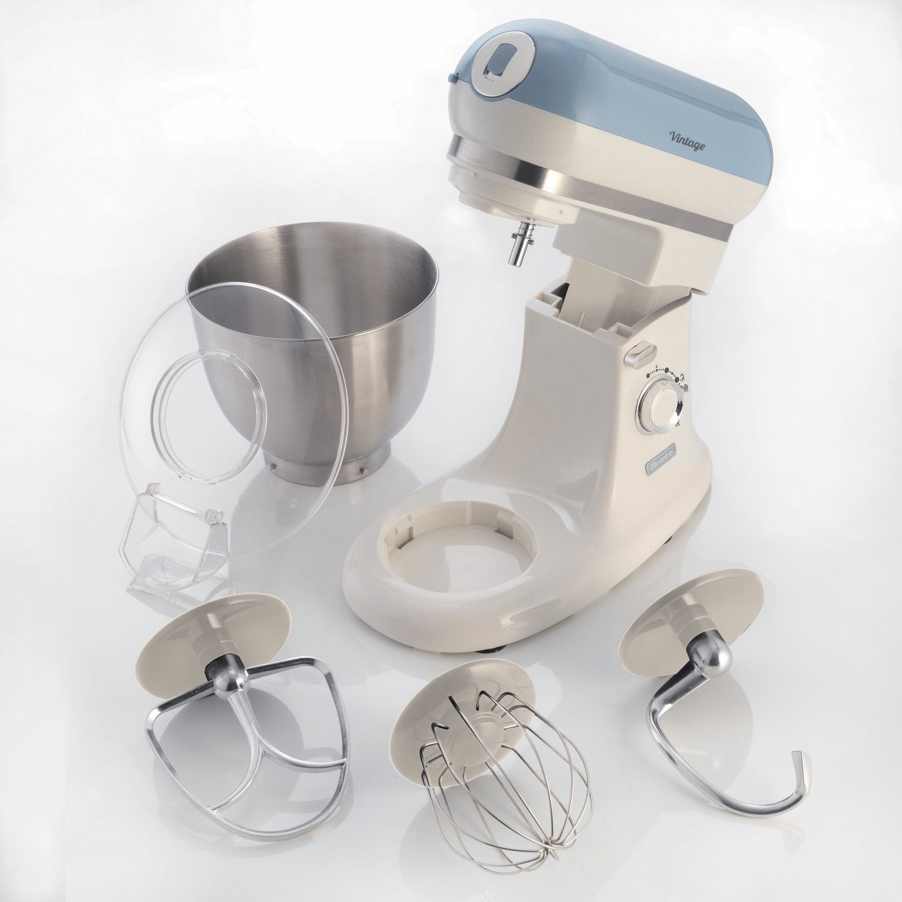 Robot da cucina, panna e blu, con accessori e ciotola.