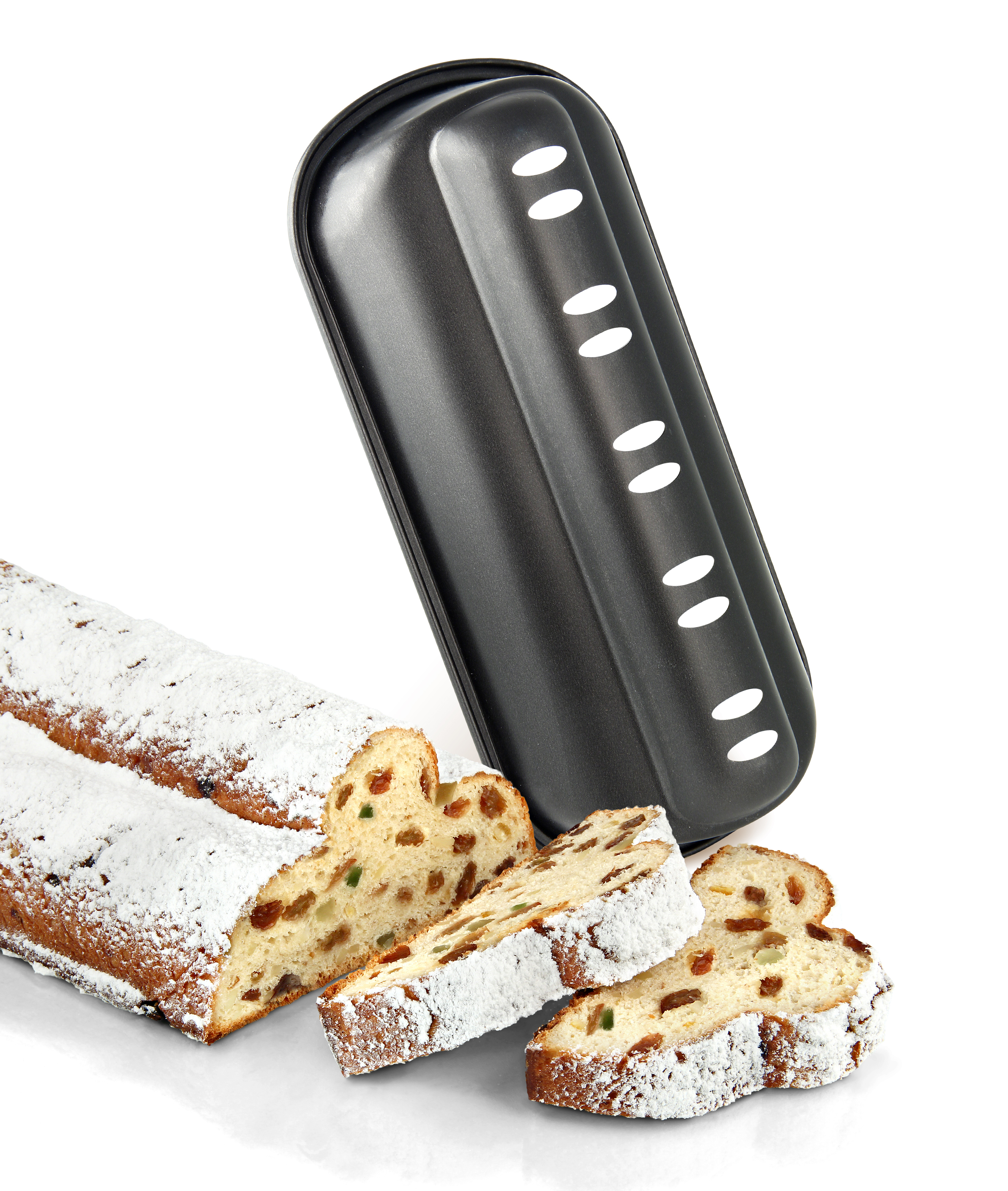 Stollen mit Puderzucker neben einer Backform auf weißer Oberfläche.