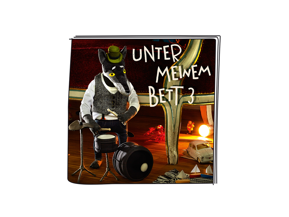 Ein Albumcover mit einem Wolf, der Schlagzeug spielt. Der Titel lautet "Unter Meinem Bett 3", mit Spielzeugauto und Boot.