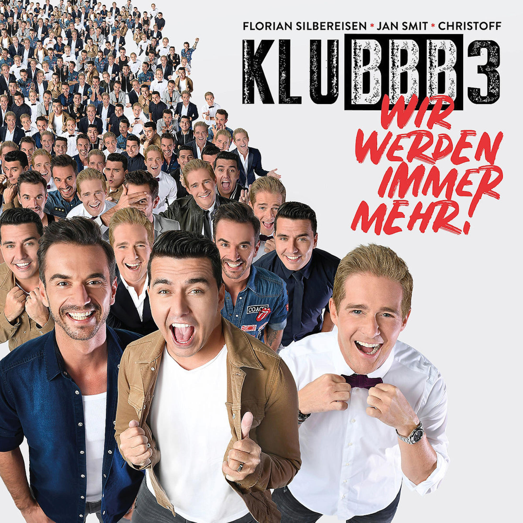 Pochette d'album avec beaucoup de gens et trois hommes au premier plan. Texte: Klubbb3, Wir werden immer mehr !