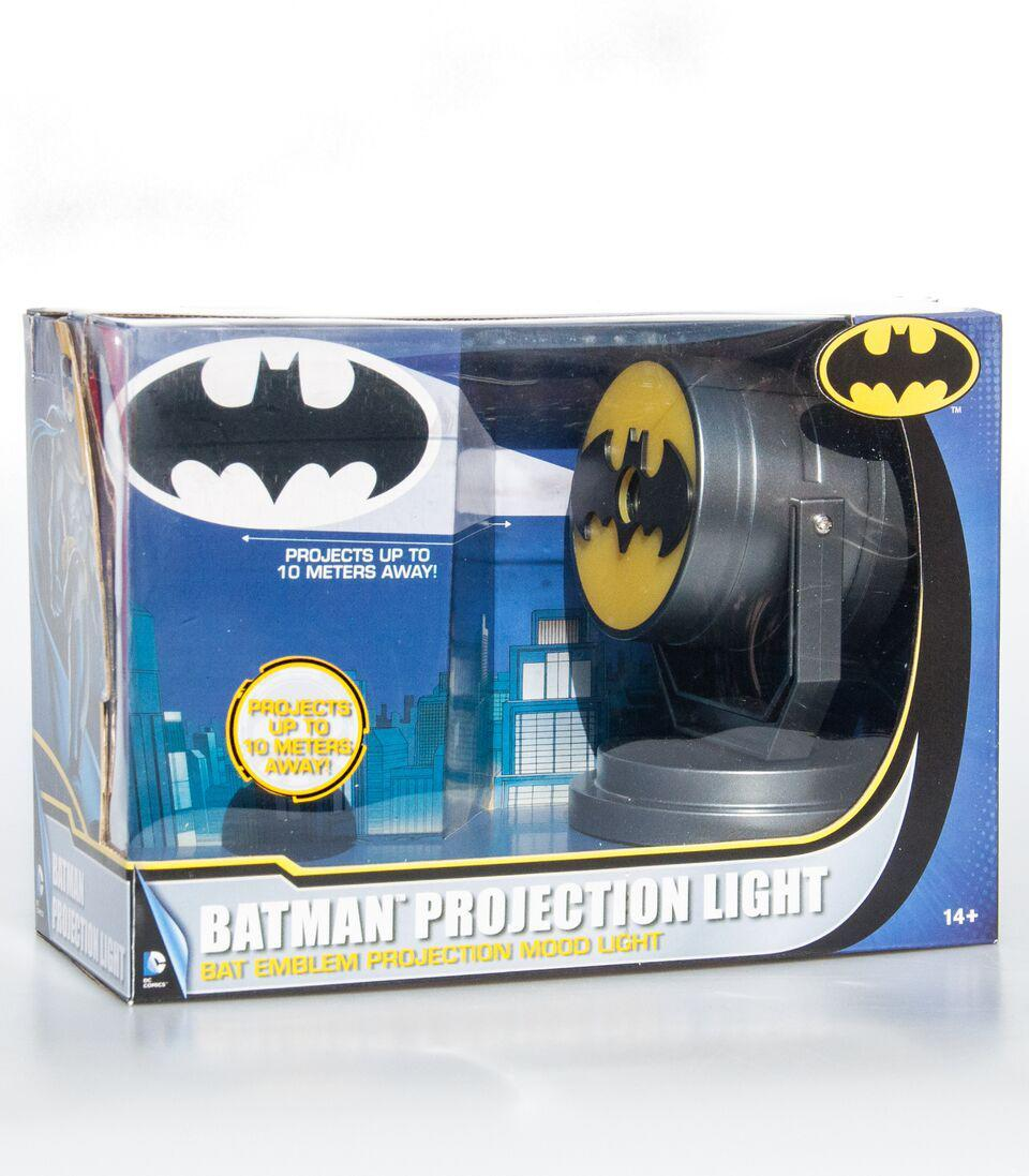 Batman-Projektionslicht in einer Box, mit Batman-Logo auf der Vorderseite und Text.
