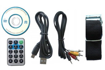 Divers composants électroniques comme une télécommande, des câbles et un disque.