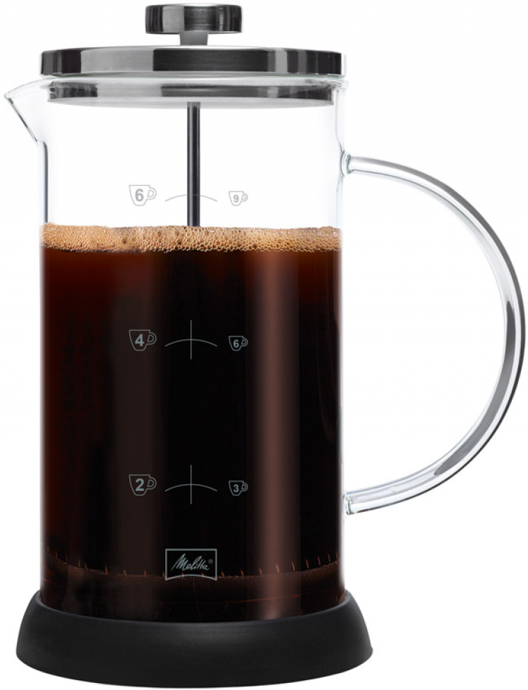 Een glazen cafetière met donkere koffie erin. De pers heeft markeringen voor het aantal kopjes.