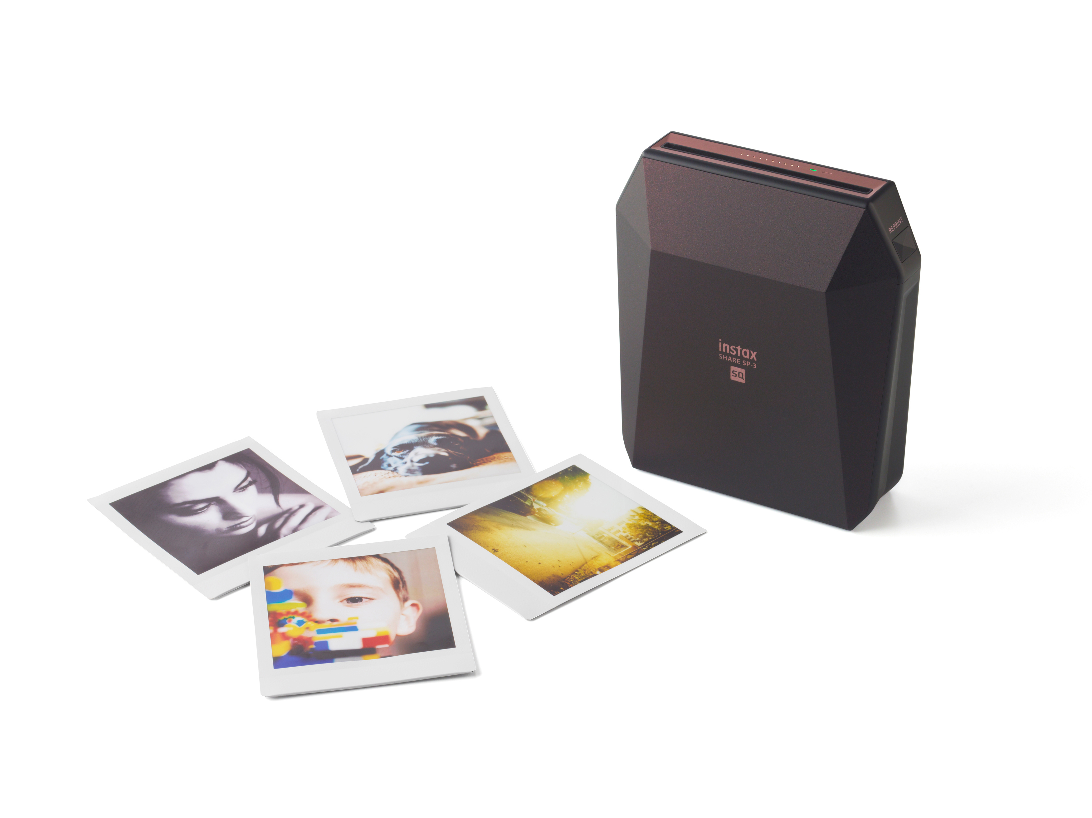 Ein dunkelroter Instax-Drucker mit vier gedruckten Fotos, auf weißem Hintergrund.