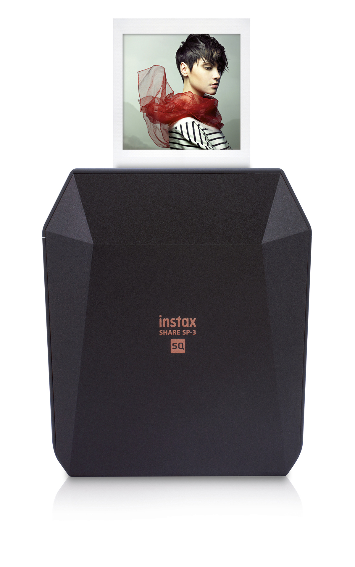 Schwarzer Instax-Drucker mit Foto einer Person. Roter Schal, schwarz-weiß gestreiftes Hemd. Weißer Hintergrund.
