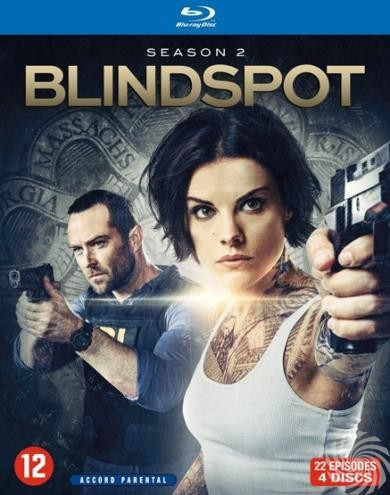 Blindspot Seizoen 2 Blu-ray cover. Twee mensen houden wapens vast. Een vrouw kijkt vooruit.