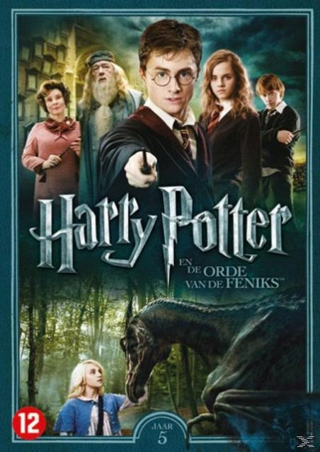 Filmhoes: Harry Potter en vrienden. Donkere scène, personages op de voorgrond, tekst.
