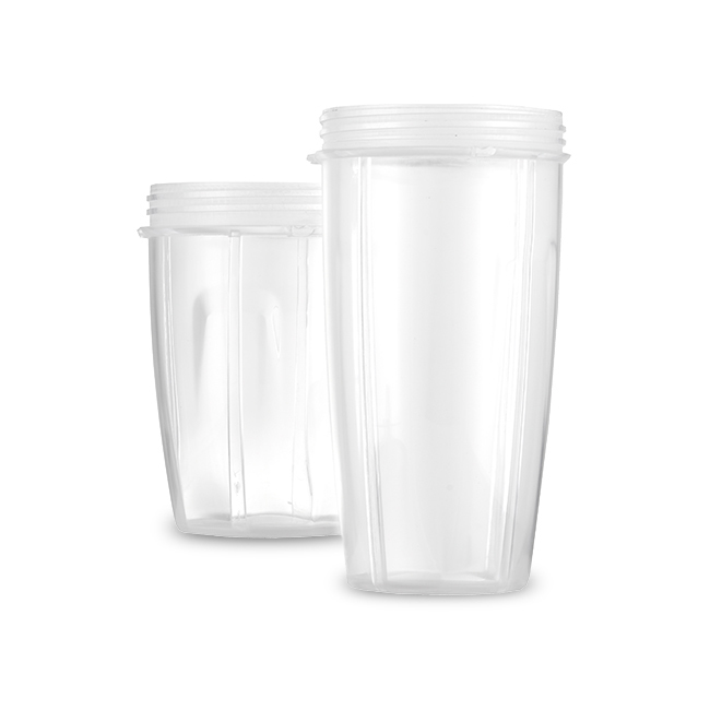 Zwei durchsichtige Kunststoff-Mixbecher, leer, vor weißem Hintergrund.