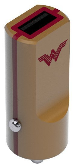 Un chargeur USB marron et rouge avec un logo et un petit bouton argenté. Fente noire en haut.