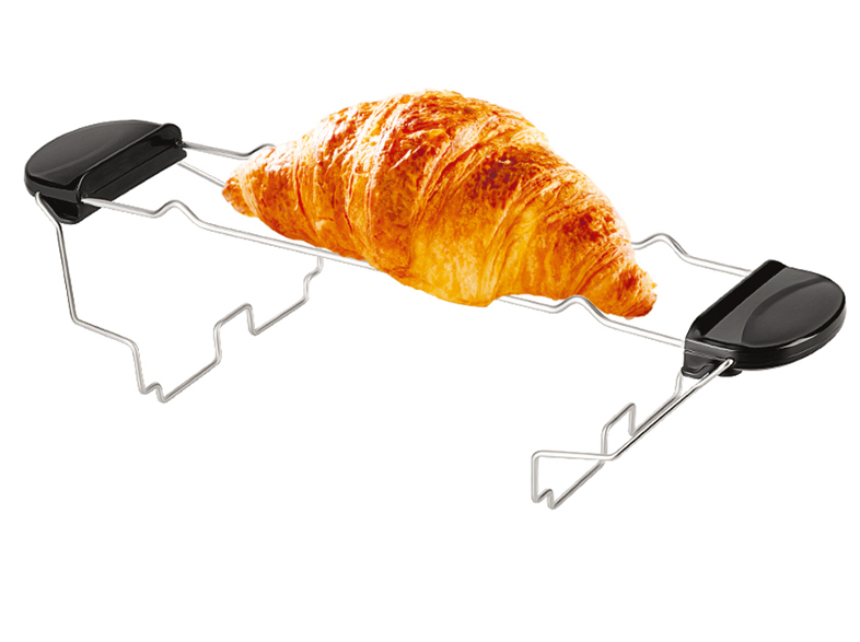 Egy croissant a kenyérpirító rácsán, készen a pirításra.