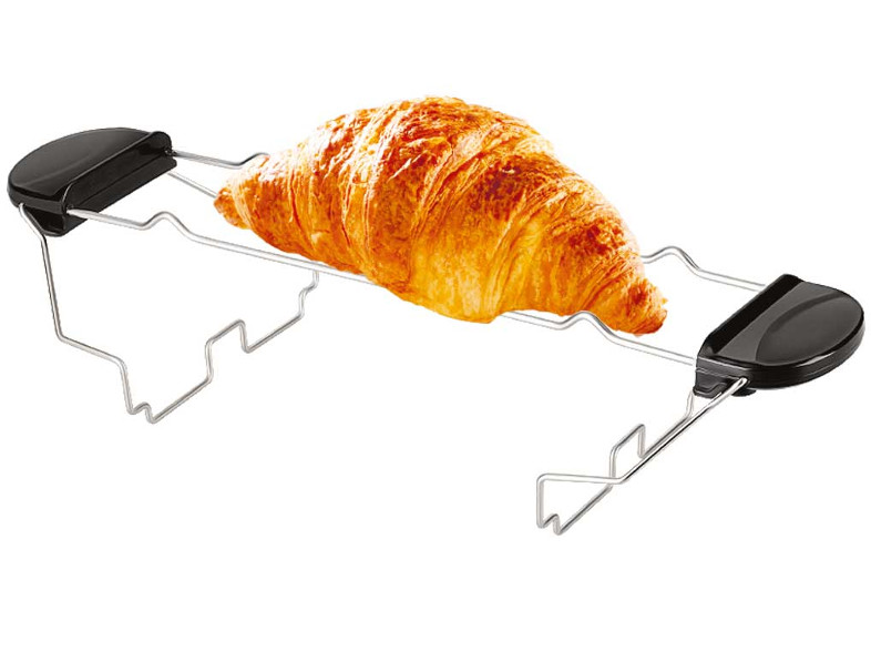 Kifli egy króm kenyérpirító állványon, fekete végekkel.