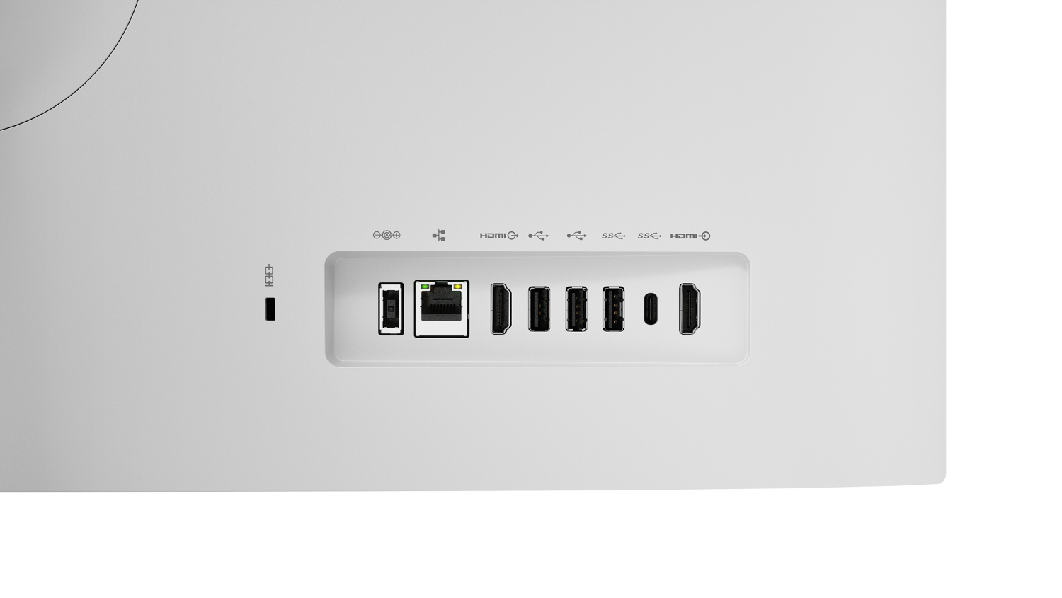 USB, HDMI ve Ethernet bağlantı noktaları olan beyaz bilgisayarın arka tarafı, beyaz zemin.