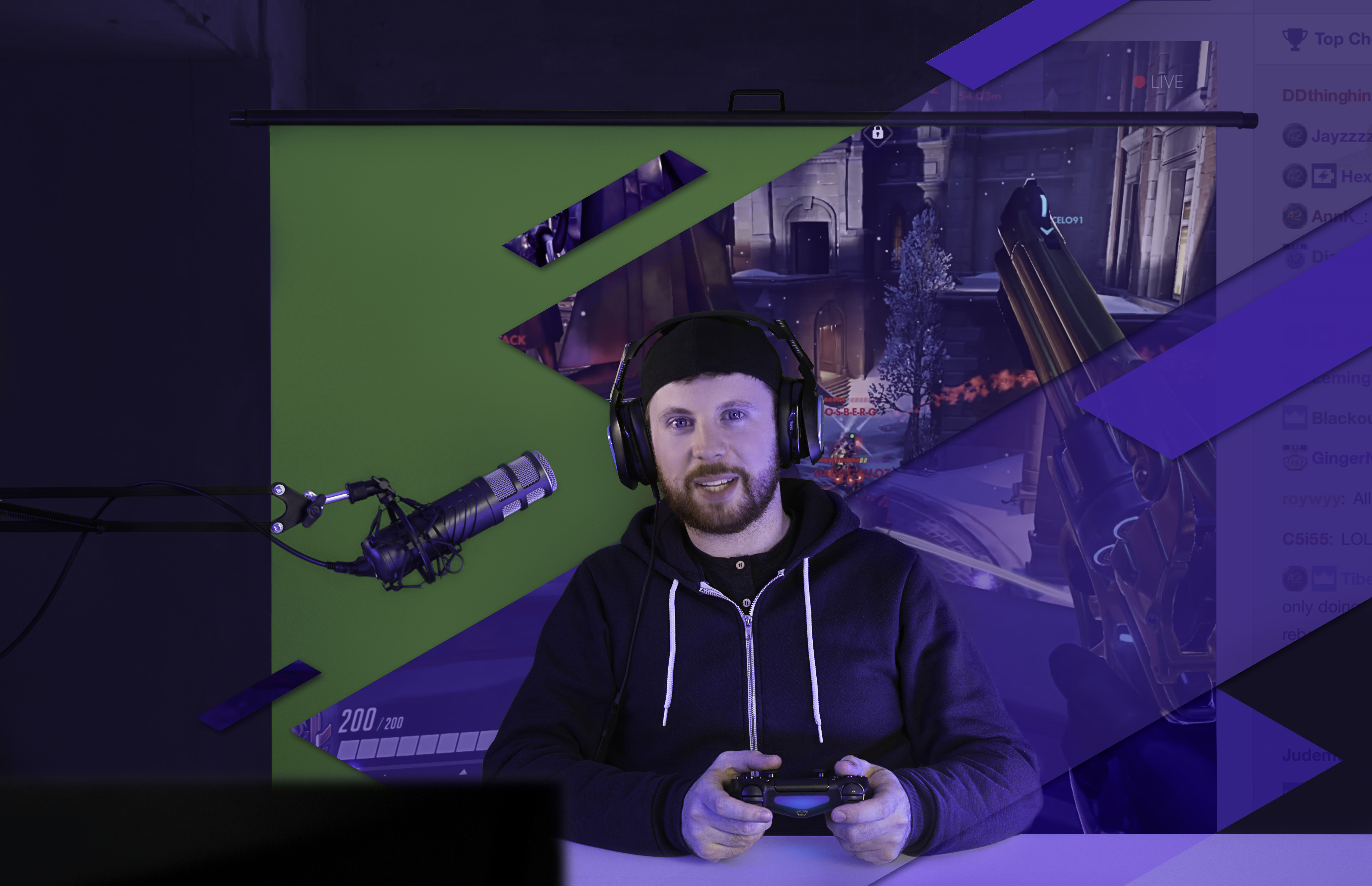 Gamer mit Kopfhörern und Controller, spielt vor einem Greenscreen. Spieloberfläche ist auf dem Bildschirm sichtbar.
