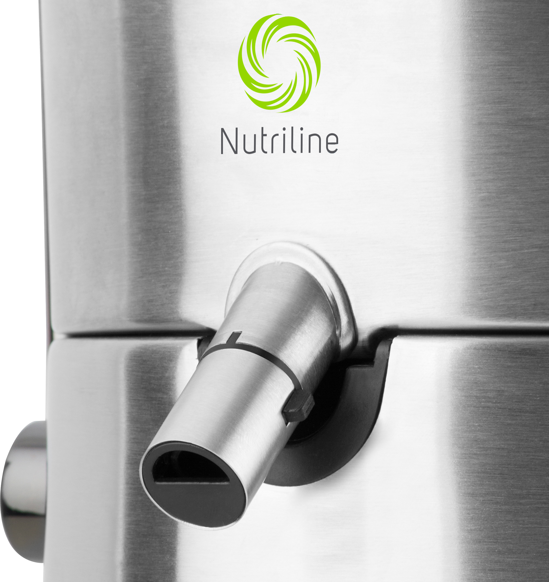 A gyümölcscentrifuga kifolyócsövének közeli képe a 'Nutriline' logóval.