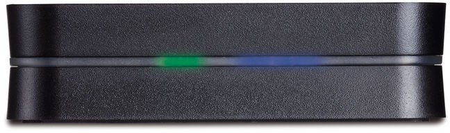 Een zwart apparaat met groen en blauw licht, waarschijnlijk een netwerkapparaat of een opslageenheid.