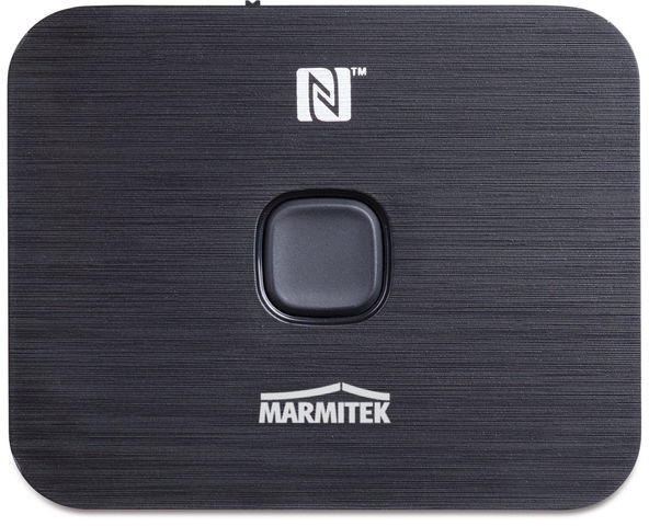 Zwart apparaat met het Marmitek-logo en een N-symbool. Het heeft een enkele knop in het midden.
