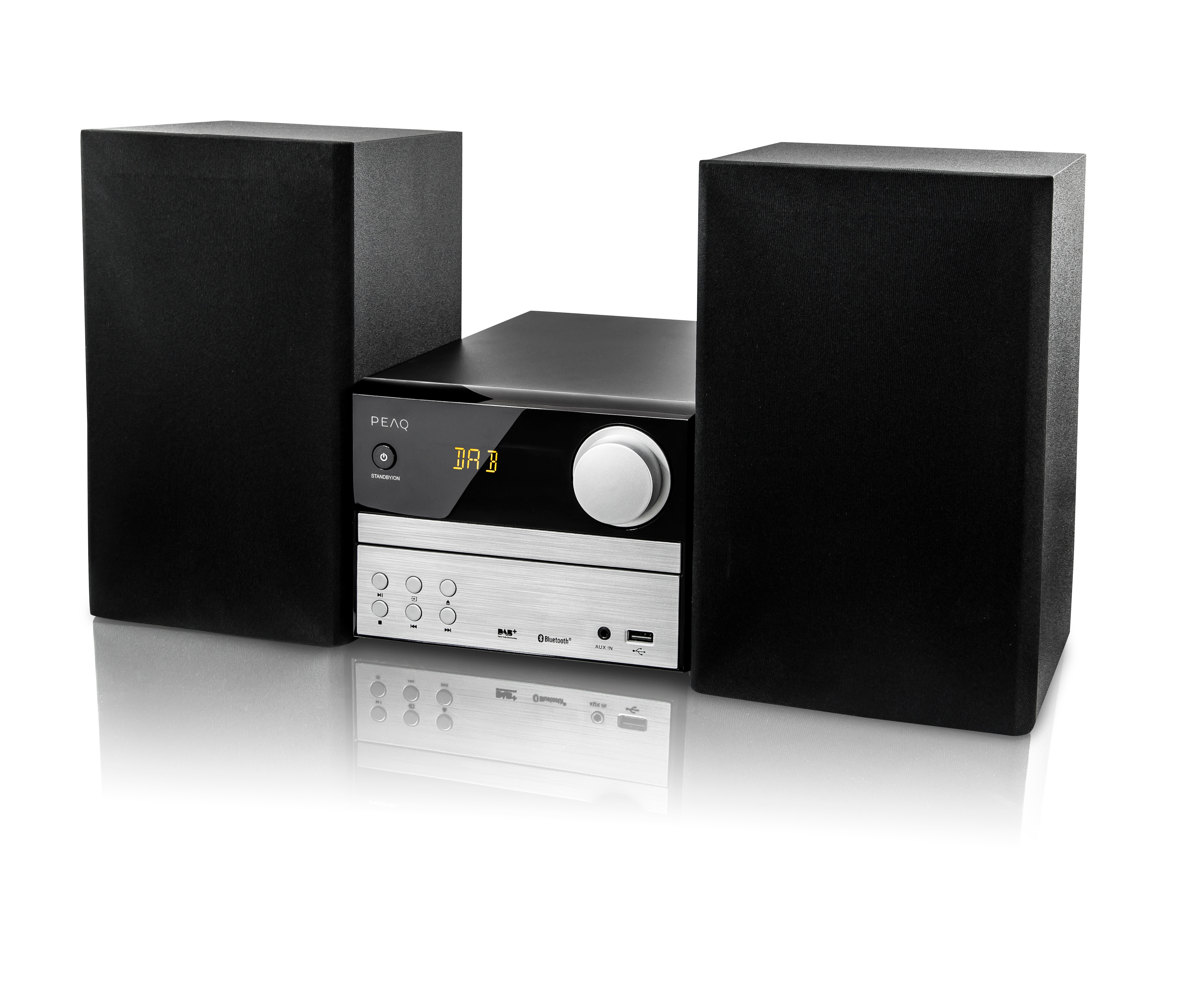 Ein schwarzes Stereoanlage mit zwei Lautsprechern. Das System hat eine silberne Front und steht auf Weiß.