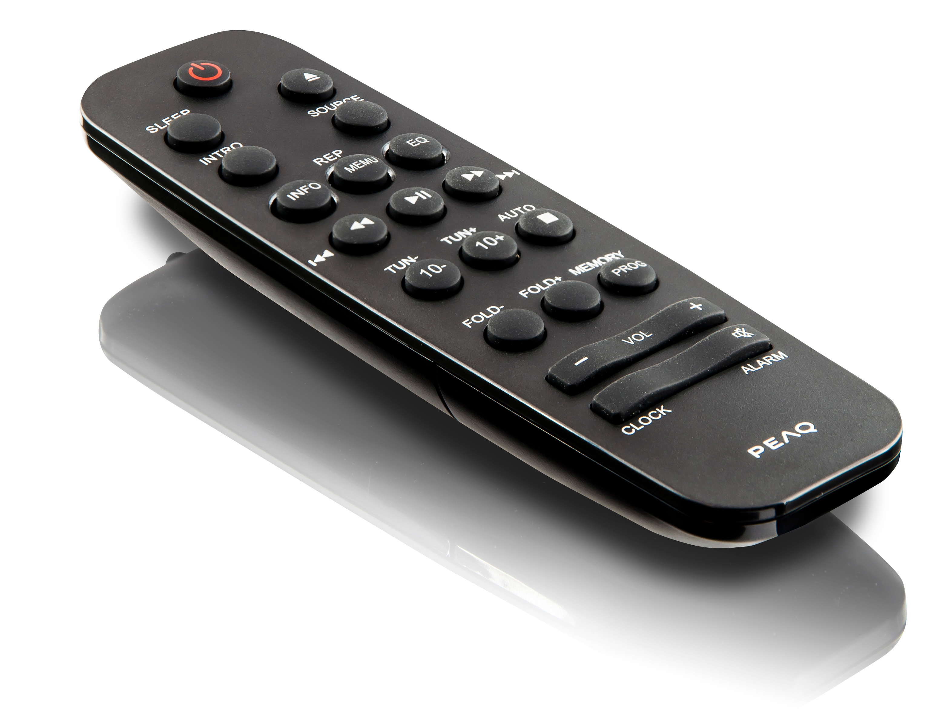 Schwarze Fernbedienung mit vielen Tasten und einem Ein-Aus-Knopf. Weißer Hintergrund.