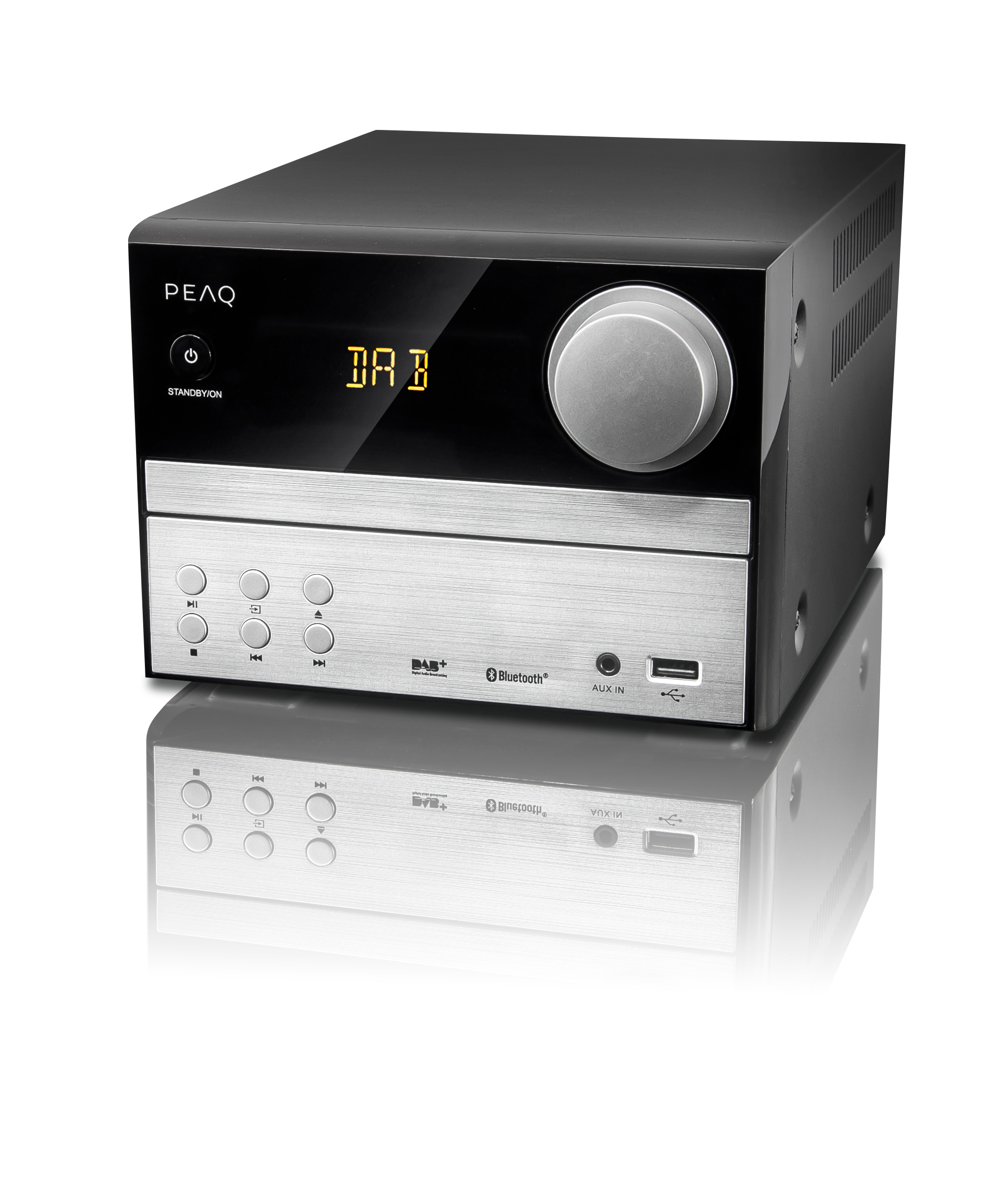 Ein schwarzes und silbernes Stereo mit einem Bildschirm und Knöpfen, weißer Hintergrund.