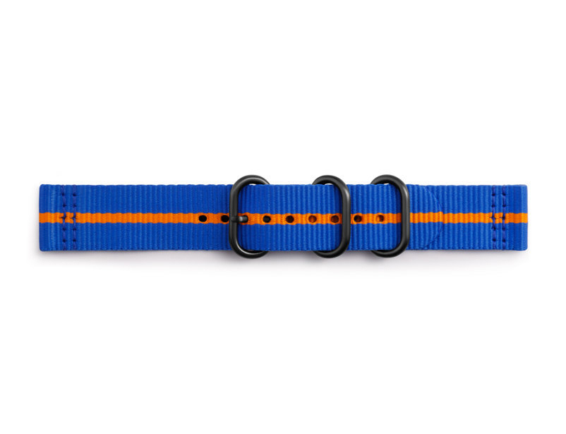Blau-oranges Uhrenarmband mit schwarzen Metallschlaufen.
