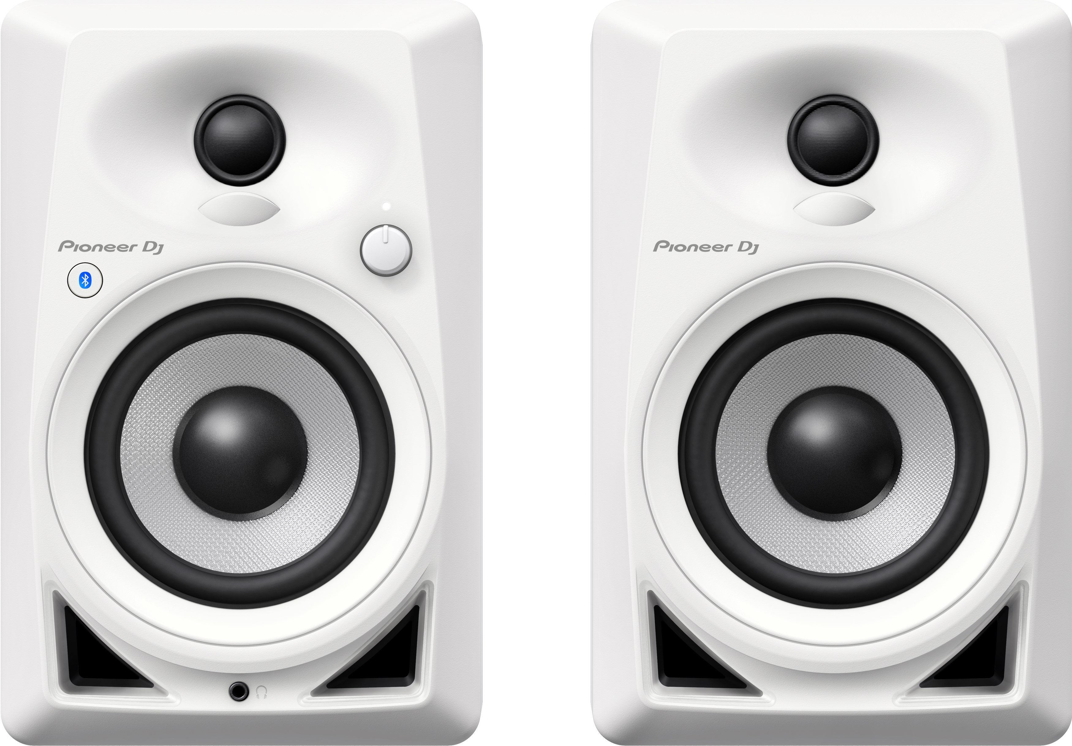 Set witte Pioneer DJ-luidsprekers. Zwarte luidsprekerconussen en volumeknoppen.
