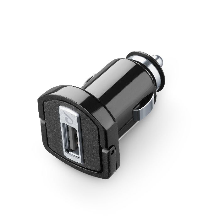 Un chargeur de voiture noir avec un port USB. Il est sur fond blanc.