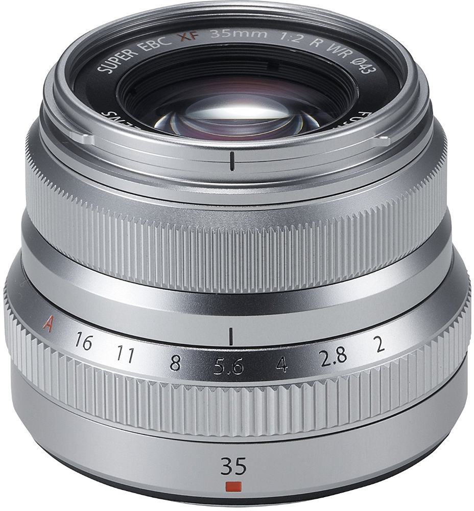 Objectif d'appareil photo Fujifilm argenté. Bagues de mise au point et d'ouverture, informations imprimées.