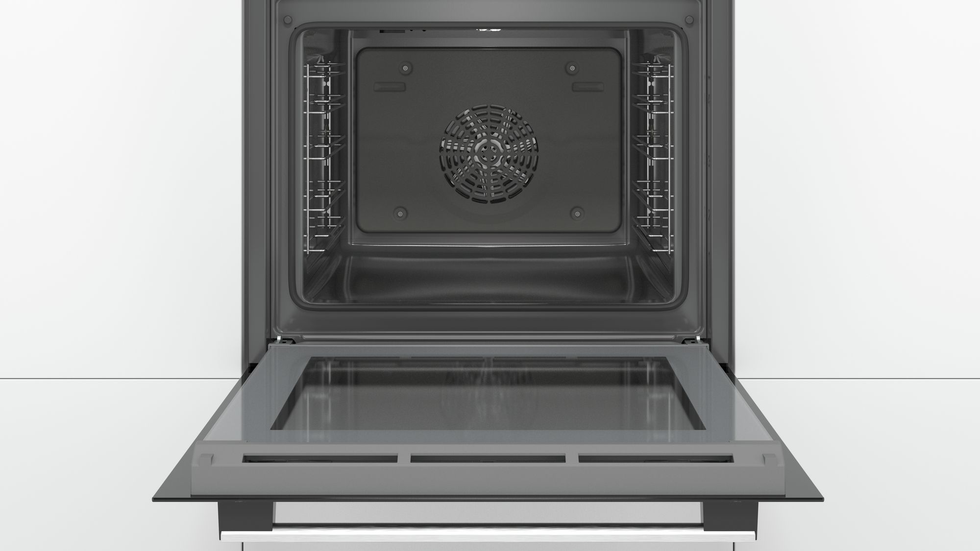 Open oveninterieur. Roestvrij staal, met ventilator en rekken. Witte achtergrond.