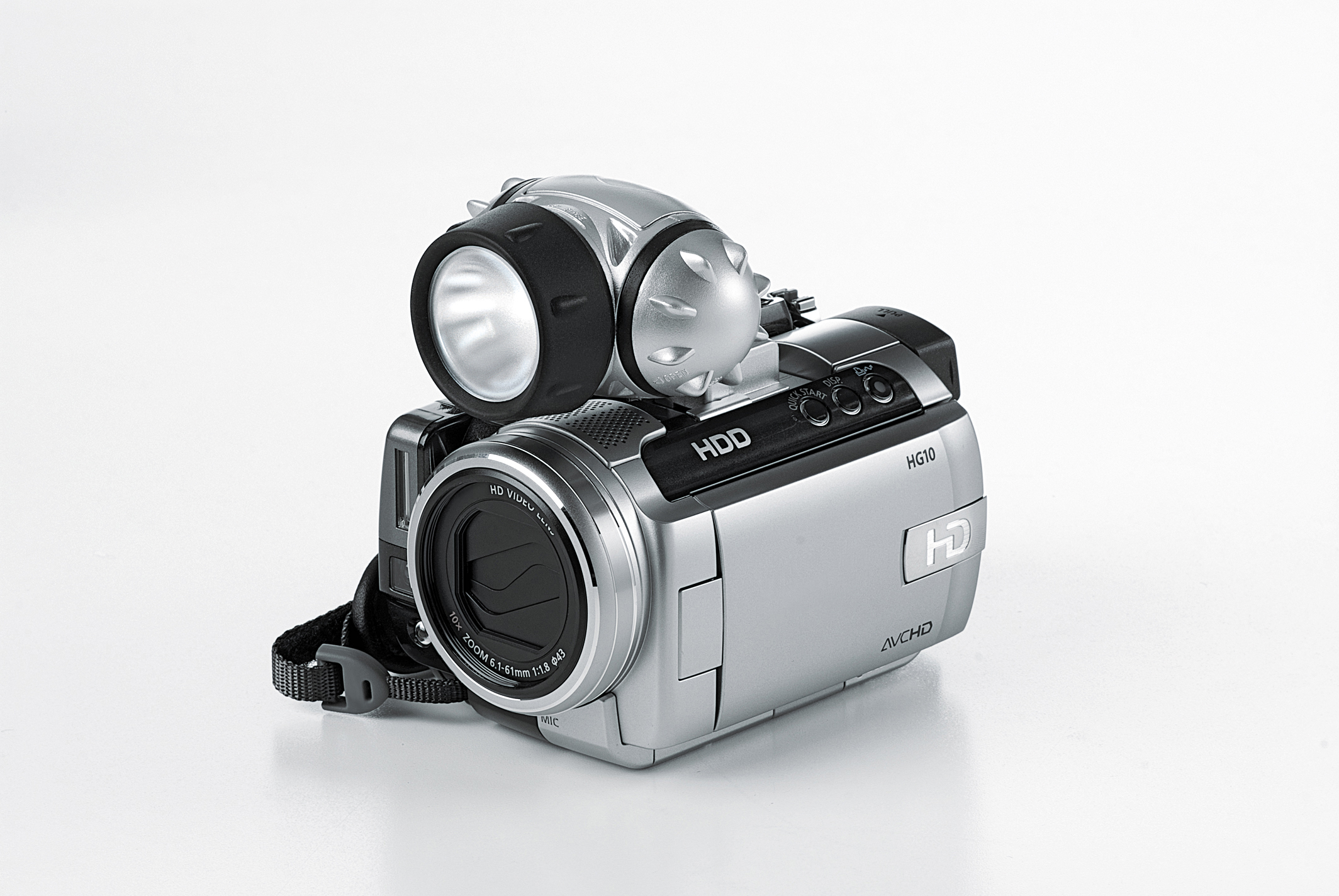 Eine silberne Camcorder mit einer angebrachten Taschenlampe auf weißem Hintergrund.