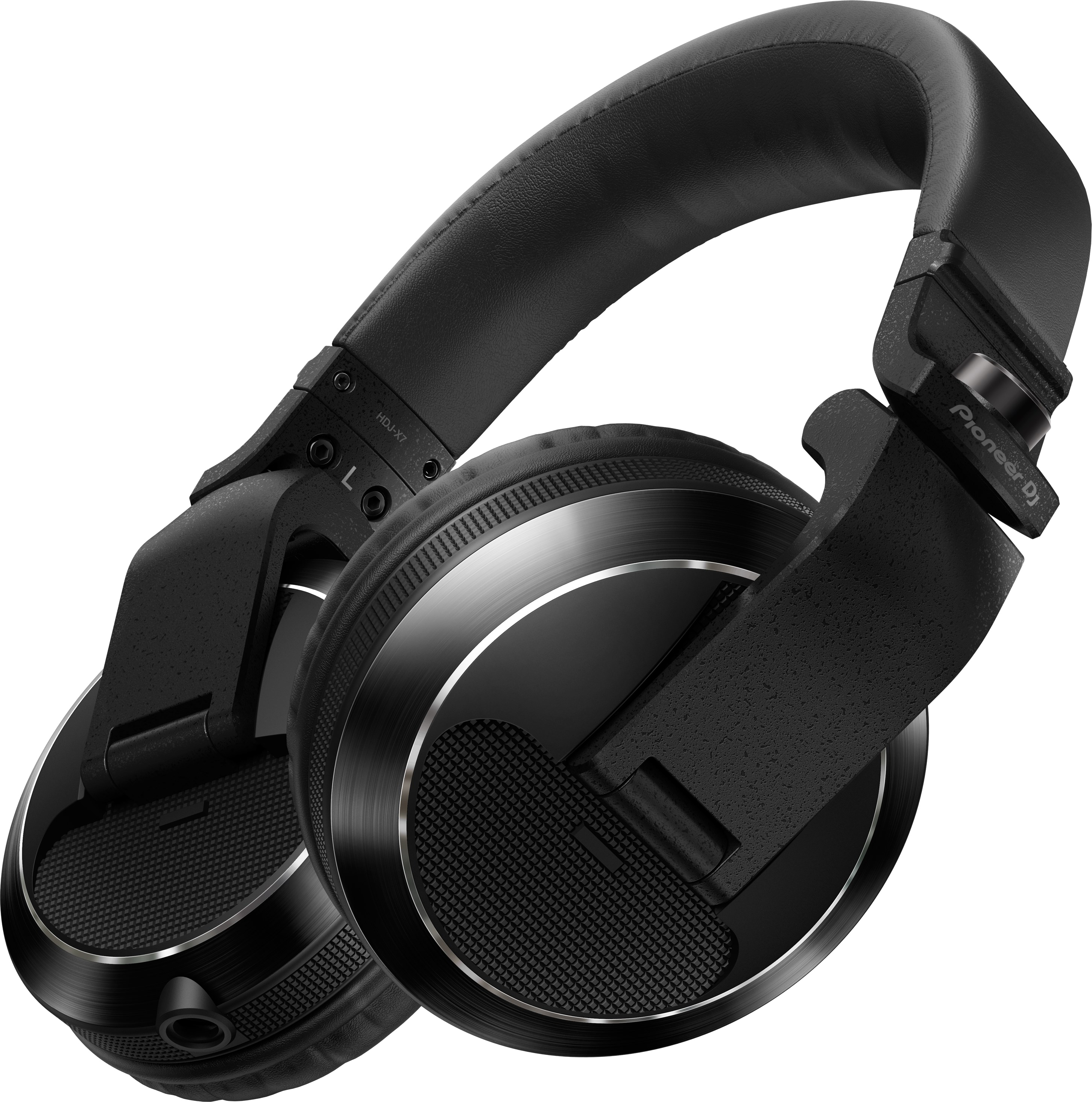 Schwarzer DJ-Kopfhörer, Pioneer DJ-Logo, Leder und Metall, schräge Ansicht, isoliert auf schwarzem Hintergrund.