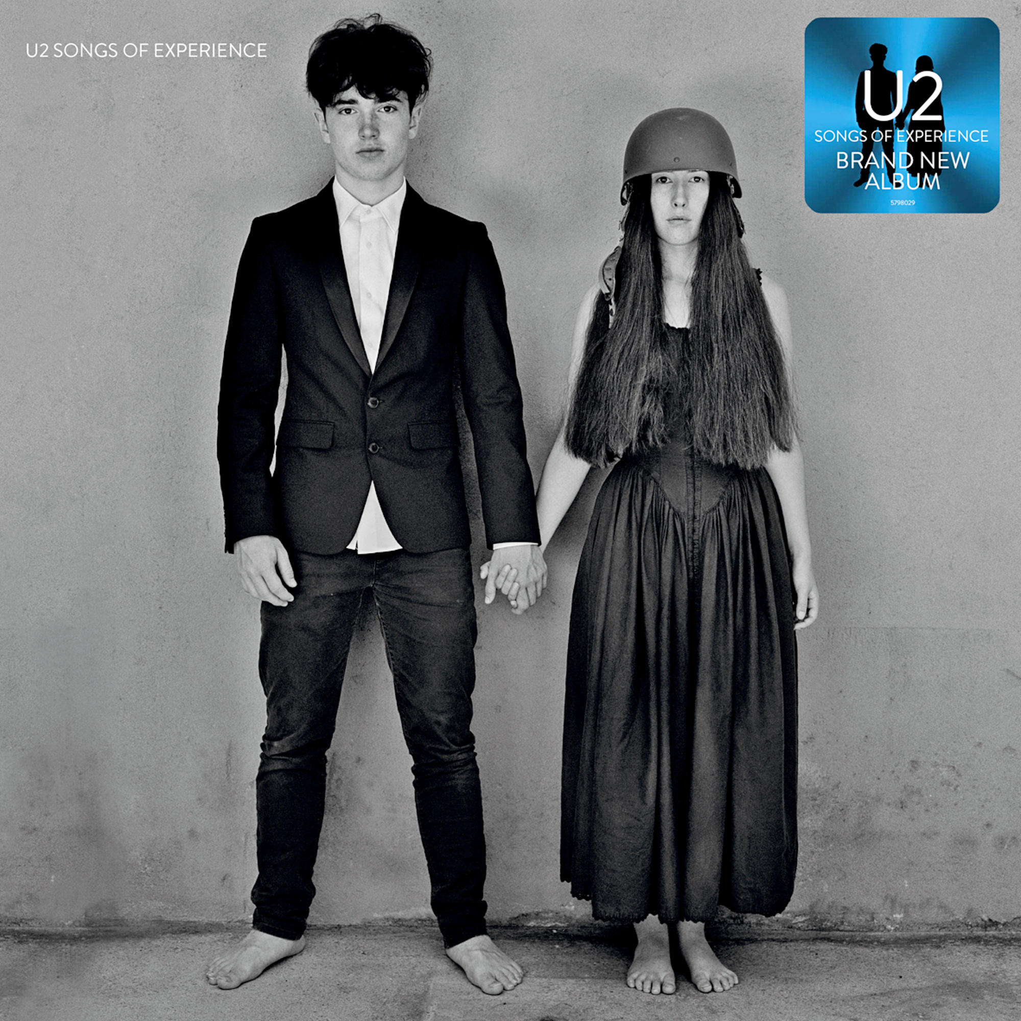 U2-Albumcover: Ein Mann und eine Frau stehen und halten Händchen, mit U2-Albumkunst.